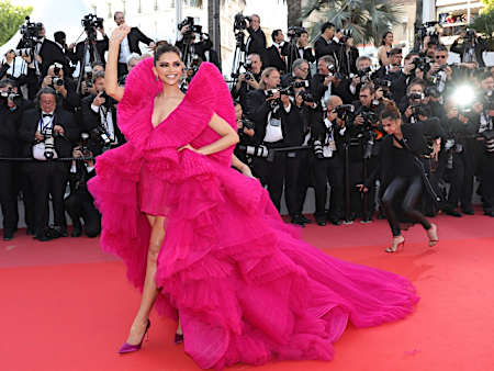Deepika Padukone's sizzling attires on the red carpet will have you love-struck! - Photos