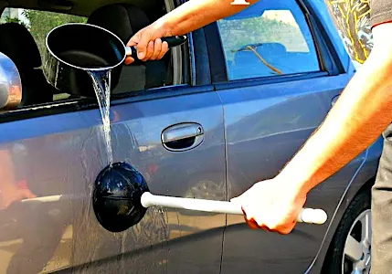 Deshalb solltest du kochendes Wasser auf dein Auto schütten.