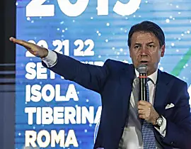 Merendine, bibite e voli tassati Il sÃ¬ di Conte, Salvini insorge