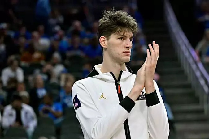 Tallest Player In College Basketball History Makes Debut