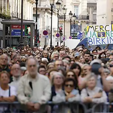 Το Παρίσι αποχαιρετά το τελευταίο αντίο στην Τζέιν Μπίρκιν, την πιο βρετανική από τις γαλλικές εικόνες
