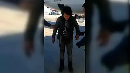 Hombre se esconde en tren de aterrizaje de un avión y logra llegar a Miami | Video