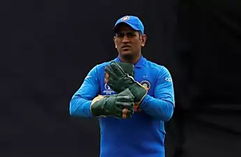 Dhoni removes dagger logo from keeping gloves