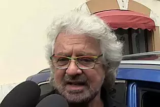 Rimossi i resti dell'auto di Beppe Grillo che uccise tre persone | Virgilio Notizie