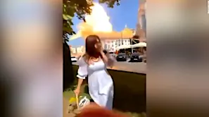 El video de una mujer capta el letal impacto de un misil en el centro de Chernihiv | Video