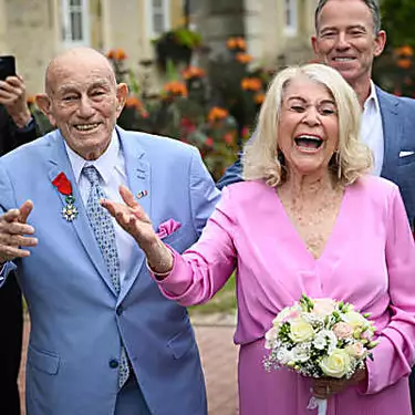 Ο βετεράνος του Β' Παγκοσμίου Πολέμου, 100, παντρεύεται την αγαπημένη του, 96, στη Γαλλία μετά από εκδηλώσεις της D-Day