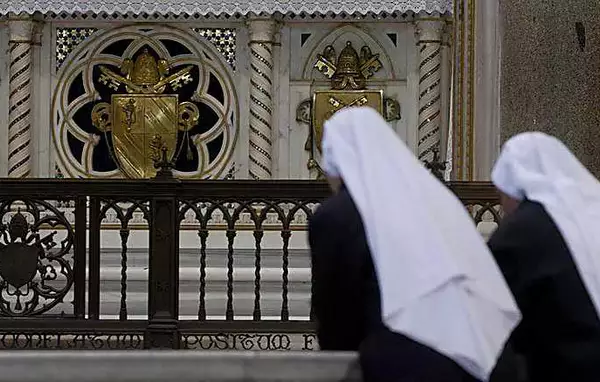 Vaticano, casi abusi anche tra suore - Cronaca