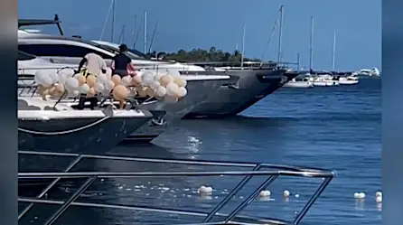 Controversial video muestra miembros de una tripulación desechando globos al mar