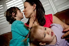 Mãe de 3 filhos, ela usou dinheiro do mês para fazer treinamento online que mudou sua vida. Veja agora!