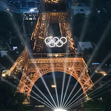 París lanza sus Olímpicos con lluviosa y colorida ceremonia en el Sena