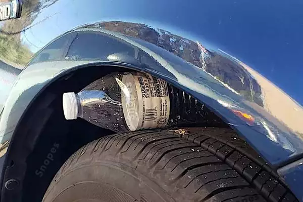 【圖片】停車時一定要在輪胎上放個塑膠瓶，原因如下