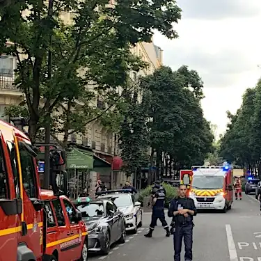 Αυτοκίνητο χτυπά τη βεράντα του καφέ στο Παρίσι, ένας νεκρός, αρκετοί τραυματίες σοβαρά