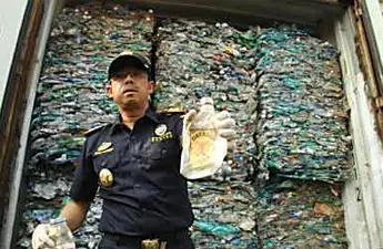Η Ινδονησία επιστρέφει εκατοντάδες δοχεία αποβλήτων στη Δύση