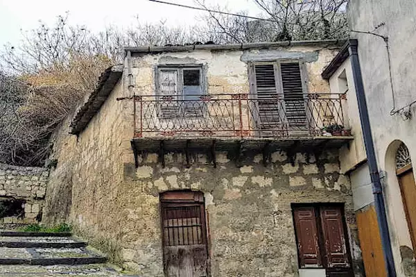 57χρονη κυρία ζει σε ένα σπίτι αξίας μόνο 1 δολαρίου - Ρίξτε μια ματιά μέσα!
