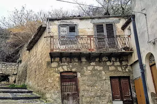 57-year-old lady is living in a house of only $1 - Take a look inside!