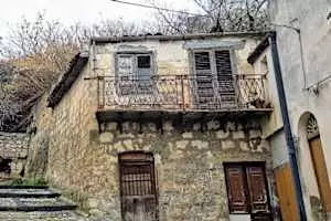 57-year-old lady is living in a house of only $1 - Take a look inside!