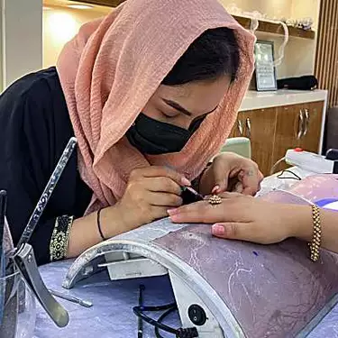 Χιλιάδες ινστιτούτα ομορφιάς θα κλείσουν στο Αφγανιστάν υπό τη νέα εντολή των Ταλιμπάν