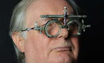 Macular Degeneration Signs and Symptoms (Catching It Early Can Matter)