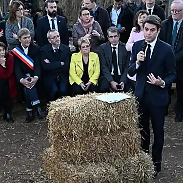 Η γαλλική κυβέρνηση κάνει βασικές παραχωρήσεις για να κατευνάσει τους αγρότες που διαμαρτύρονται
