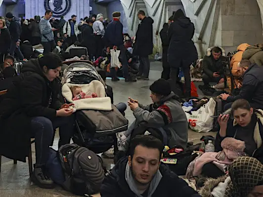 Guerre en Ukraine: 100.000 déplacés, le président décrète la mobilisation générale