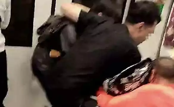 两男地铁内互殴 血溅车厢吓坏乘客