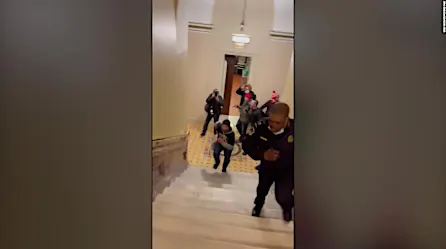 Graban a un policía dentro del Capitolio mientras es perseguido por agitadores pro-Trump | Video