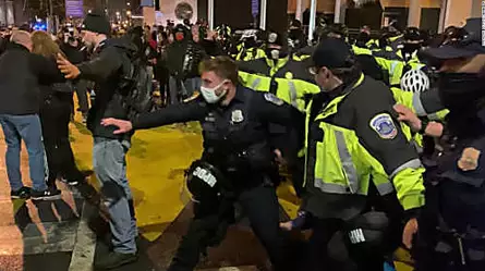 Partidarios de Trump se enfrentaron con la policía durante protestas en Washington | Video