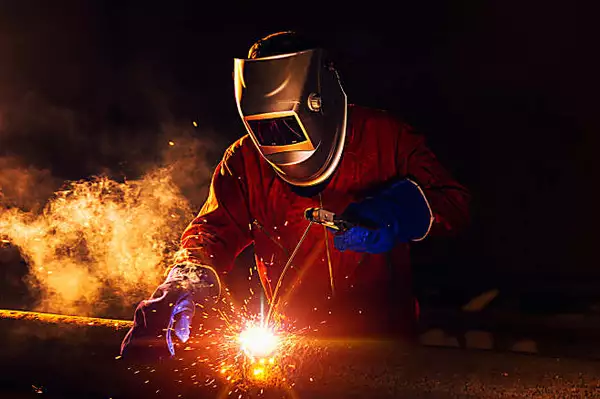 Work as a welder in the US may be easier than you think (see salaries)