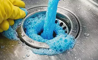 Il trucco dell'idraulico: libera i tuoi scarichi con un solo ingrediente.