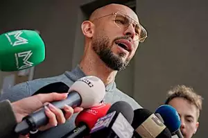 「安德魯·泰特現象」在學校激增——男生拒絕與女老師說話