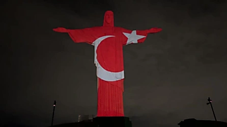Proyectan las banderas de Turquía y Siria en el inmenso Cristo Redentor