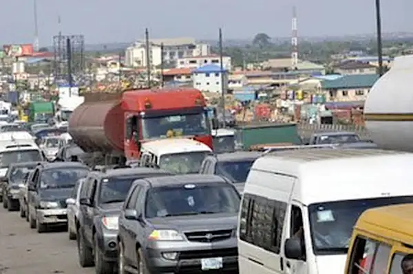 FG apologises for gridlock on Lagos-Ibadan Expressway