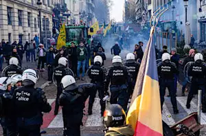 Αγρότες αποκλείουν δρόμους στις Βρυξέλλες και ανάβουν φωτιές σε έντονες διαμαρτυρίες για τη συμφωνία ΕΕ-Mercosur Αγρότες αποκλείουν δρόμους στις Βρυξέλλες και ανάβουν φωτιές σε έντονες διαμαρτυρίες για τη συμφωνία ΕΕ-Mercosur