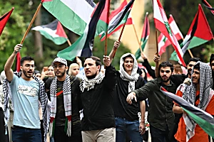 «Είμαστε μαζί τους»: Λιβανοί φοιτητές διαδηλώνουν για τη Γάζα