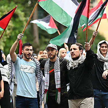 «Είμαστε μαζί τους»: Λιβανοί φοιτητές διαδηλώνουν για τη Γάζα