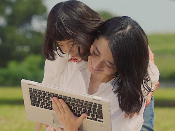 娘の積み木遊びと一緒に、新スタイルの働き方始めよう
