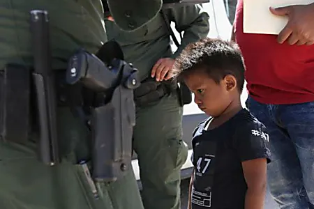 Separação forçada de famílias na fronteira gera indignação nos EUA