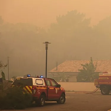 Σε υψηλό συναγερμό η Γαλλία καθώς μαίνονται δασικές πυρκαγιές, θερμοκρασίες καύσωνα στα ύψη