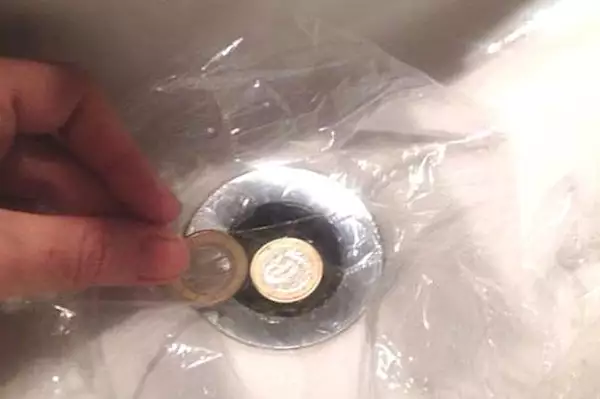 [Pics] This Is Why Hotel Guests Should Always Put Coins In The Sink