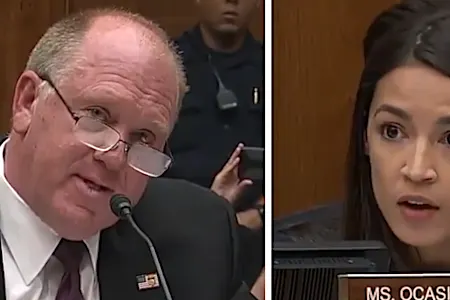 Ο πρώην διευθυντής του ICE, Tom Homan, αφήνει το Ocasio-Cortez άγρυπνο για τη μετανάστευση