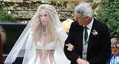 [Gallery] This Wedding Dress Made Guests Really Uncomfortable