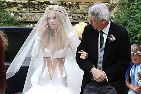 [Gallery] This Wedding Dress Made Guests Really Uncomfortable