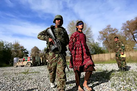 Οι αεροπορικές επιθέσεις των ΗΠΑ στοχεύουν μαχητές Ταλιμπάν που προχωρούν σε βασική αφγανική πόλη