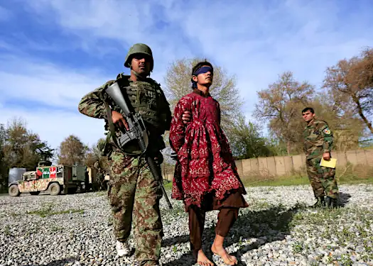 Οι αεροπορικές επιθέσεις των ΗΠΑ στοχεύουν μαχητές Ταλιμπάν που προχωρούν σε βασική αφγανική πόλη