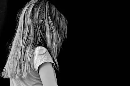 Σοκαριστική υπόθεση στην Αλβανία: Θεία και ξάδελφος κακοποιούσαν σεξουαλικά 12χρονη, ερωτήματα για τη στάση της μητέρας