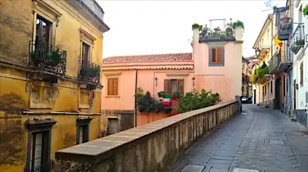 Un pueblo siciliano se suma a la venta de casas a un euro | Video