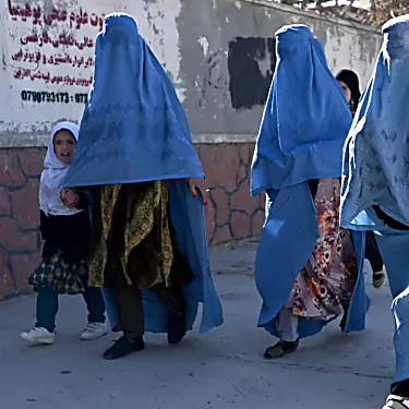 Οι Ταλιμπάν απαγορεύουν στις γυναίκες να εργάζονται σε εθνικές, διεθνείς ΜΚΟ