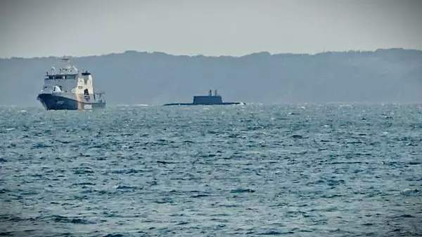 在吕根岛附近发现的潜艇