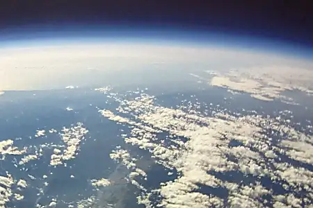 「青い地球」撮影に成功していた　8年前、高校生が気球で打ち上げたカメラ見つかる