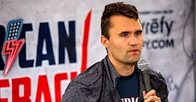 大學高層管理人員稱查理·柯克暗殺事件“公平”，理由是其對槍支問題的立場：“不祈禱”